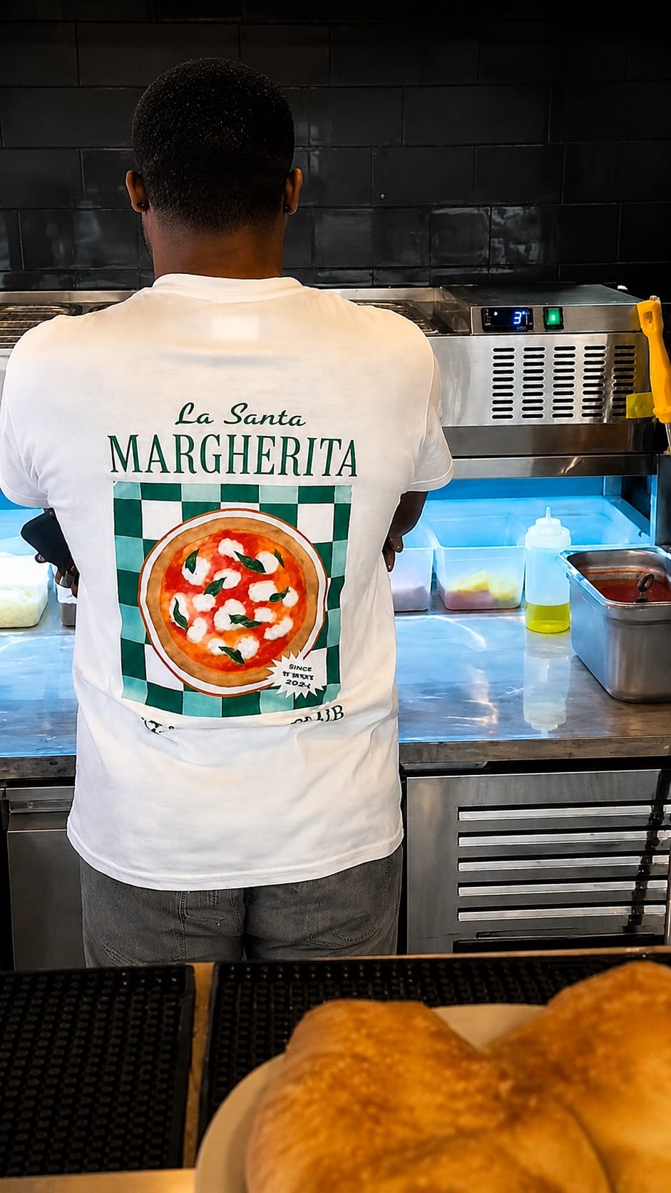 Un client porte un t-shirt imprimé par LGT, visuel pizza au dos
